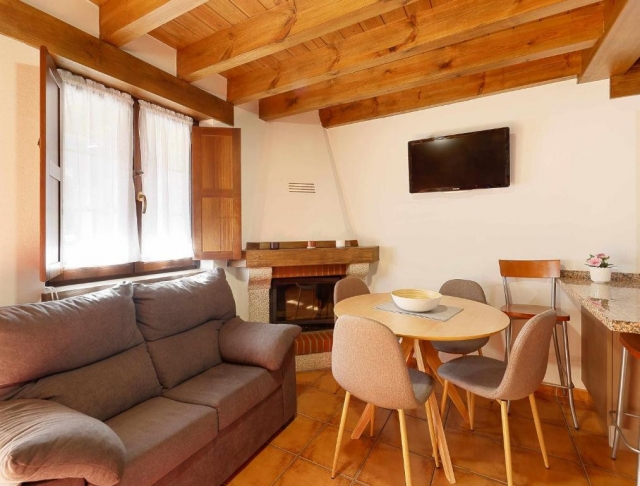 Sala amplia con mesa