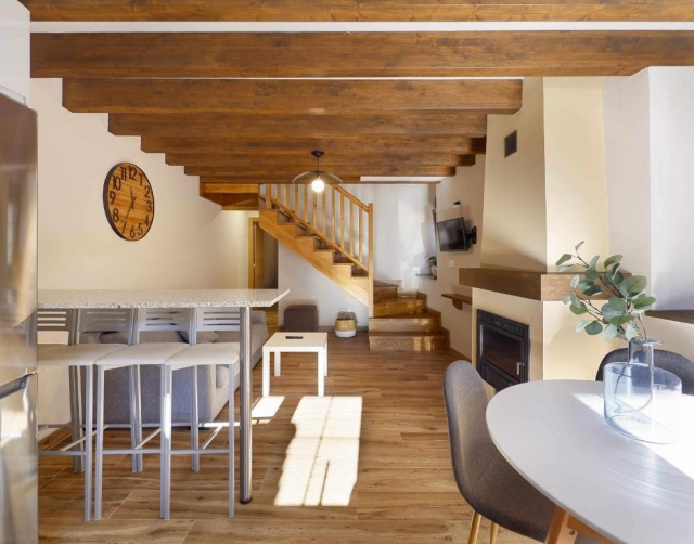 Cocina con chimenea 