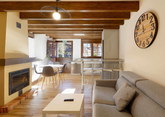 Sala amplia con chimenea