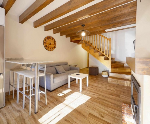 Sala amplia con escaleras
