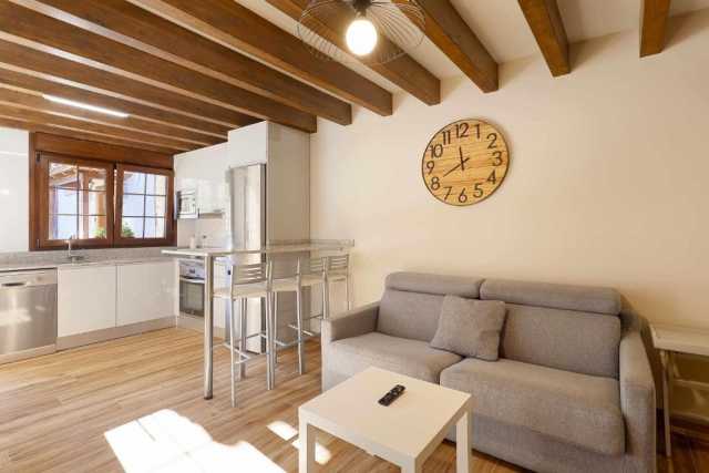 Sala amplia con la cocina