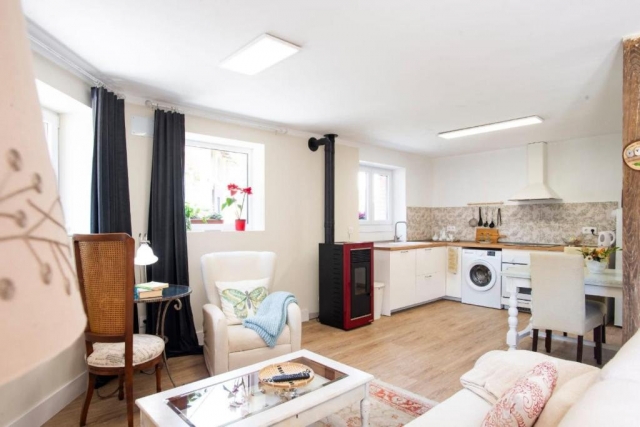 Sala con cocina al lado 