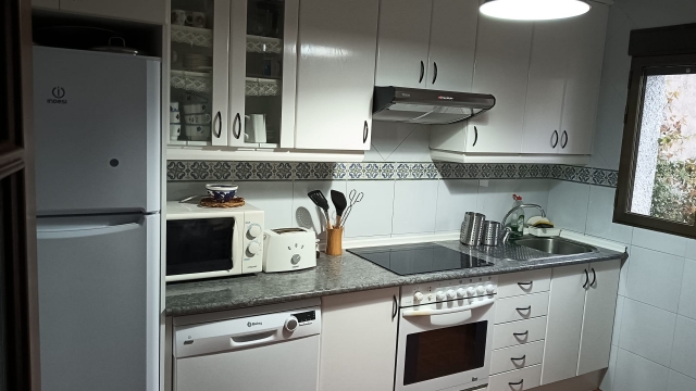 Cocina amplia con ventana