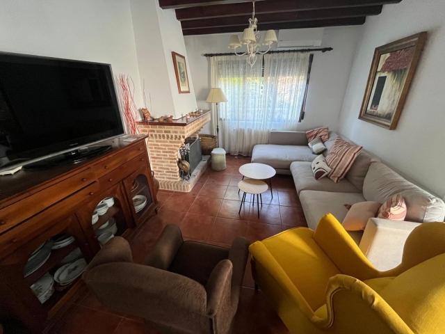 Sala amplia con chimenea 