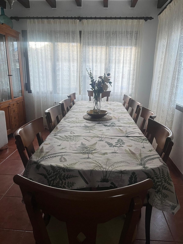 Sala de estar con mesa 