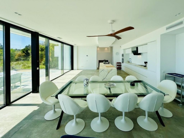 Cocina amplia y moderna