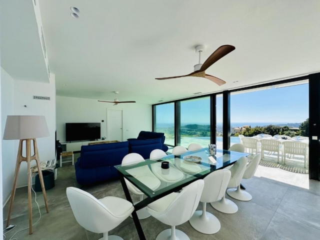 Sala amplia con mesa 