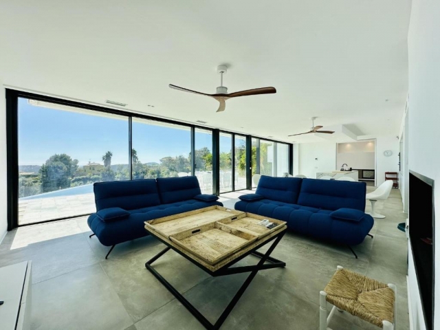 Sala amplia con sillones 