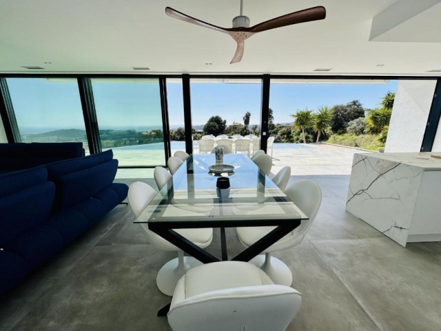 Sala amplia con vistas 