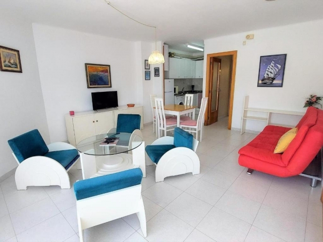 Sala amplia con su mesa 