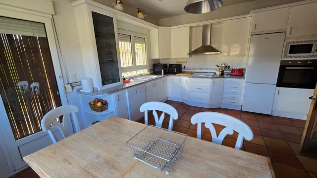 Cocina comedor con mesa