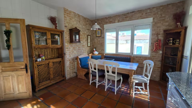 Cocina con mesa