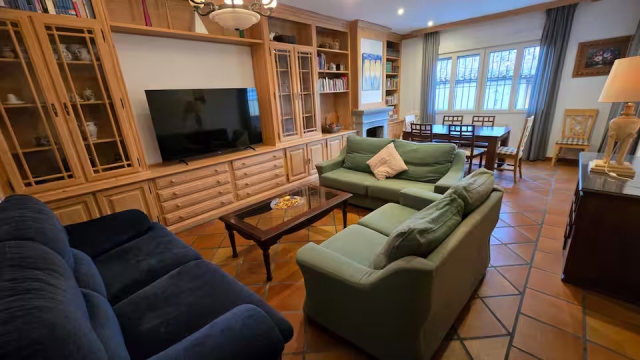 Sala amplia con chimenea