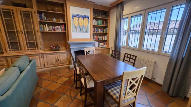 Sala amplia con chimenea