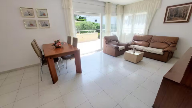 Sala amplia con salida 