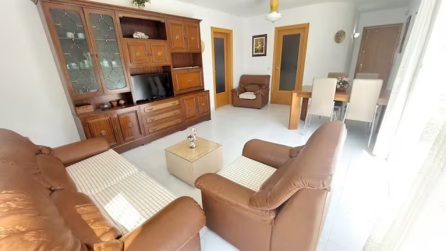 Sala amplia con sillones 