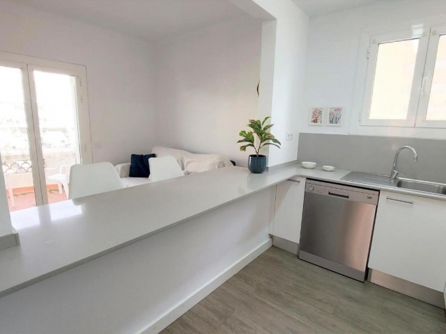 Cocina amplia con barra 