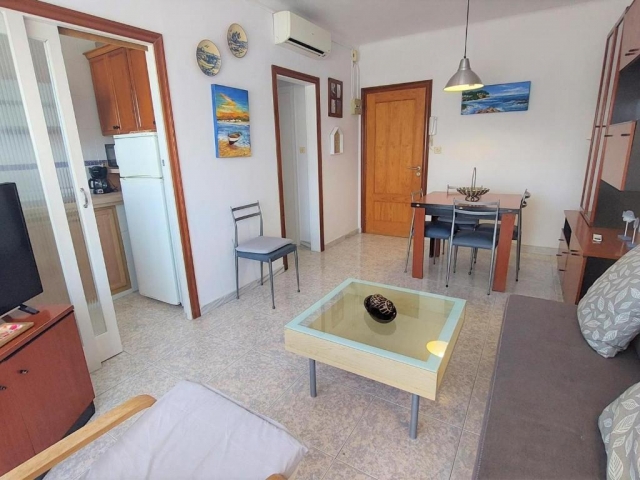 Sala amplia con su mesa 