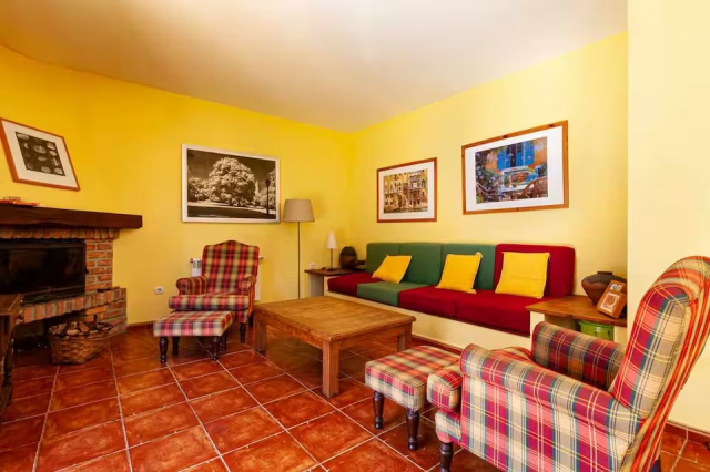 Sala amplia con chimenea
