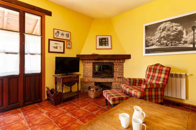 Sala amplia con chimenea