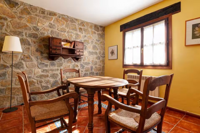 Sala amplia con mesa 
