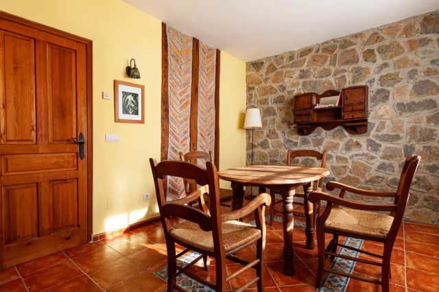 Sala amplia con una mesa