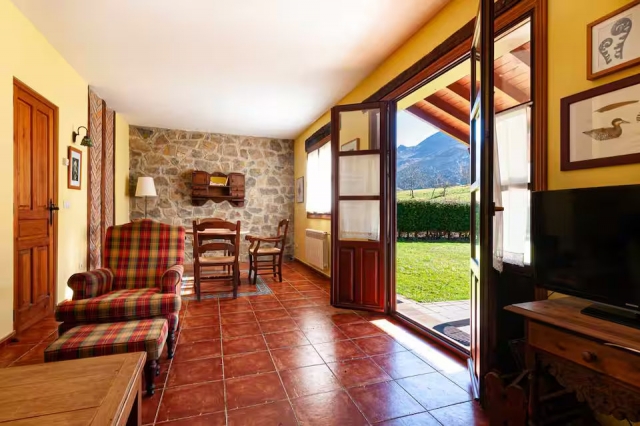 Sala de estar con mesa 