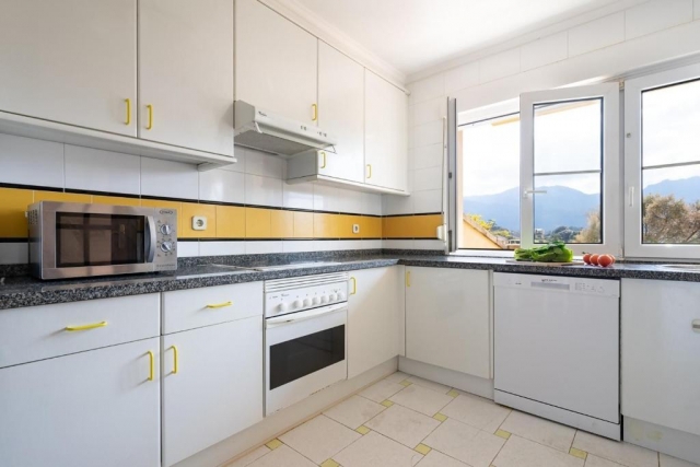 Cocina amplia con vistas 