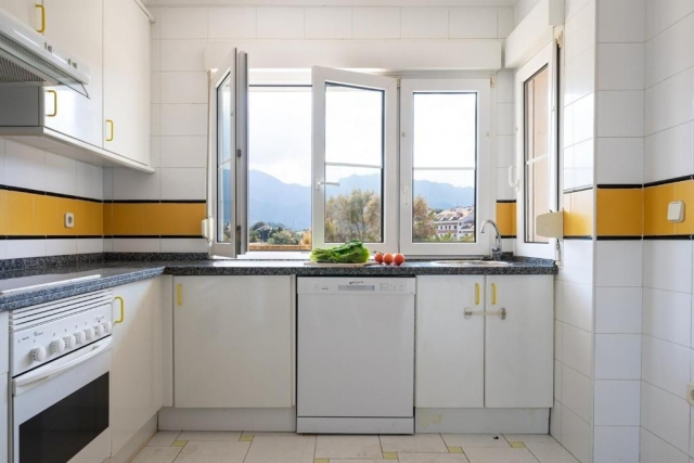 Cocina amplia con vistas