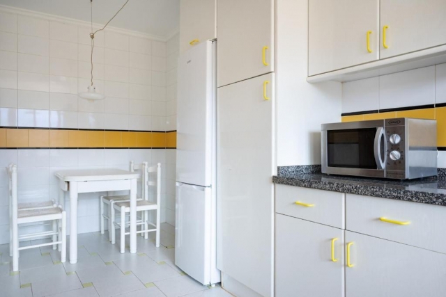 Cocina con mesa blanca