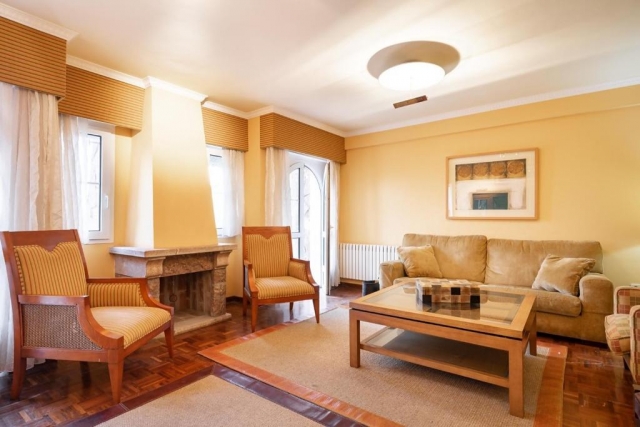 Sala amplia con chimenea 