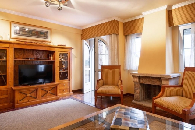 Sala amplia con chimenea