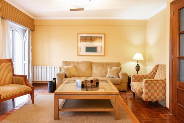 Sala amplia con sillones