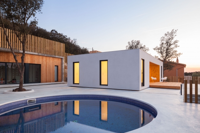 Amplia piscina exterior 