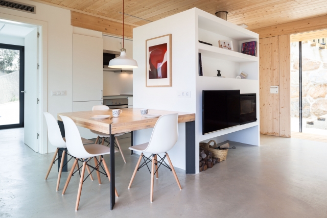 Sala amplia con chimenea