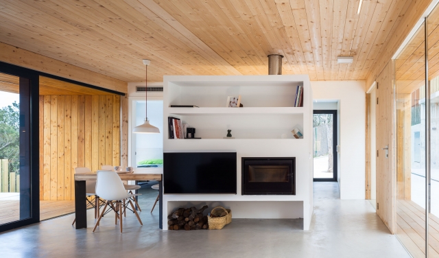 Sala amplia con chimenea