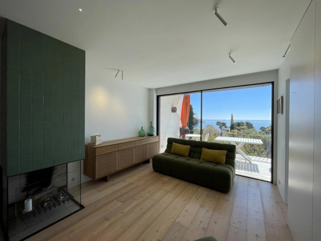 Sala amplia con chimenea