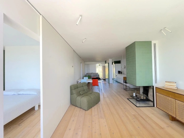 Sala amplia con su mesa 