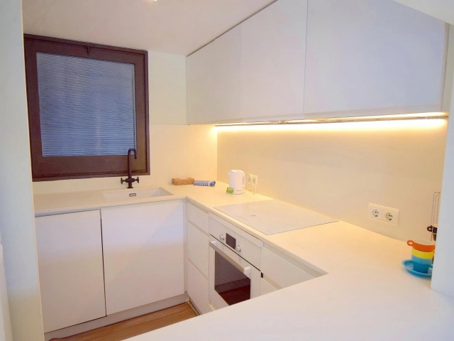Cocina amplia blanca 