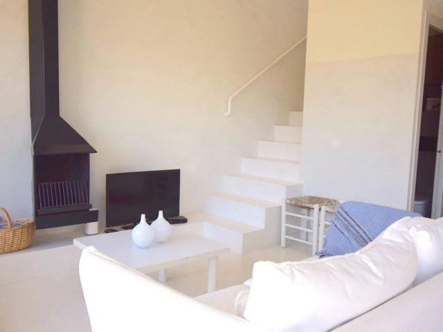 Sala amplia con chimenea 