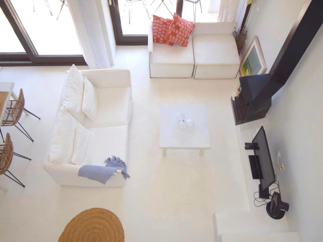 Sala amplia con chimenea