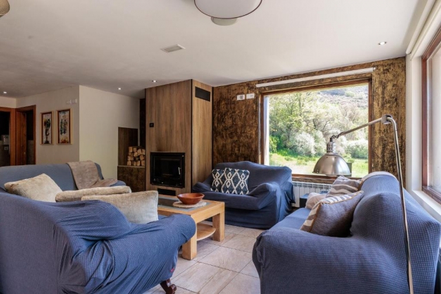 Sala amplia con chimenea 