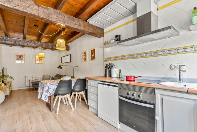 Cocina y salon al fondo