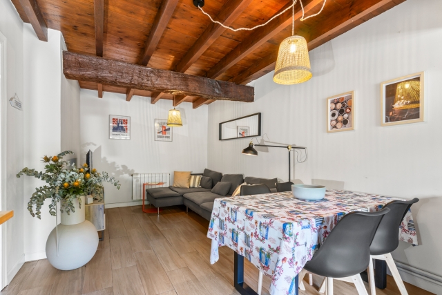 Salon con sofa y plantas