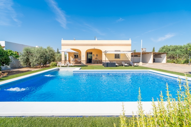 Casa Amplia piscina con escalera