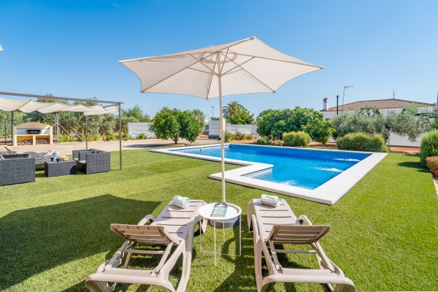 Amplia piscina delante