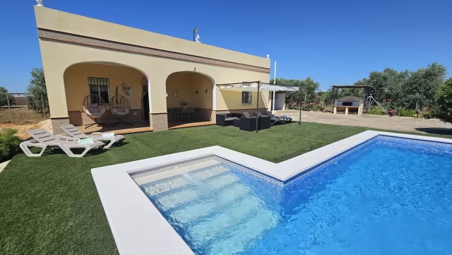 Amplia piscina con escalera