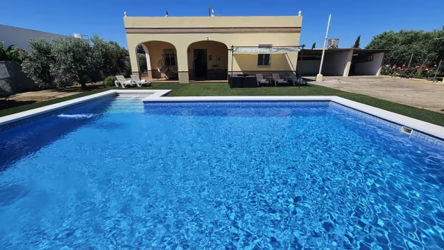Amplia piscina delante
