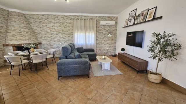 Sala amplia con chimenea