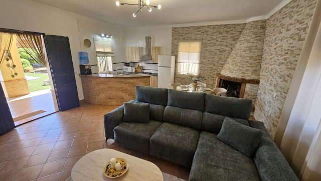 Sala amplia y cocina 